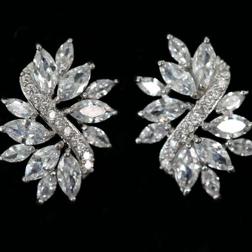 SHIMMERING MARQUISE LEAVES EARRINGS